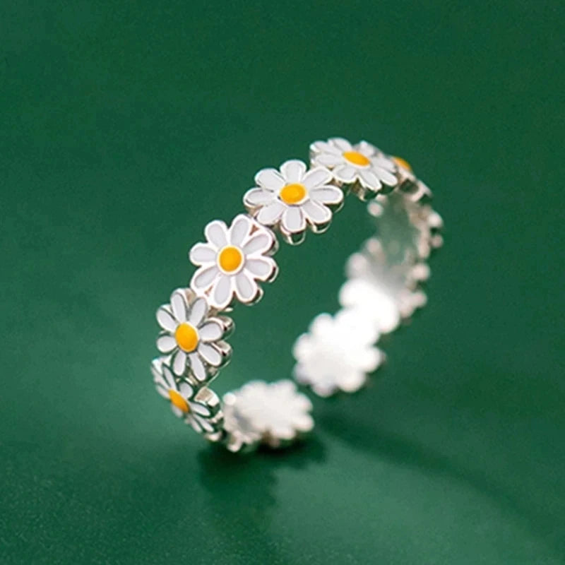 Lavi Vintage Daisy Flower Ring